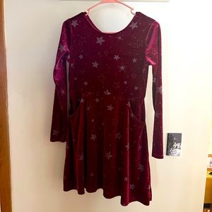 Girls marrón velvet dress with silver stars and front pockets, knee length